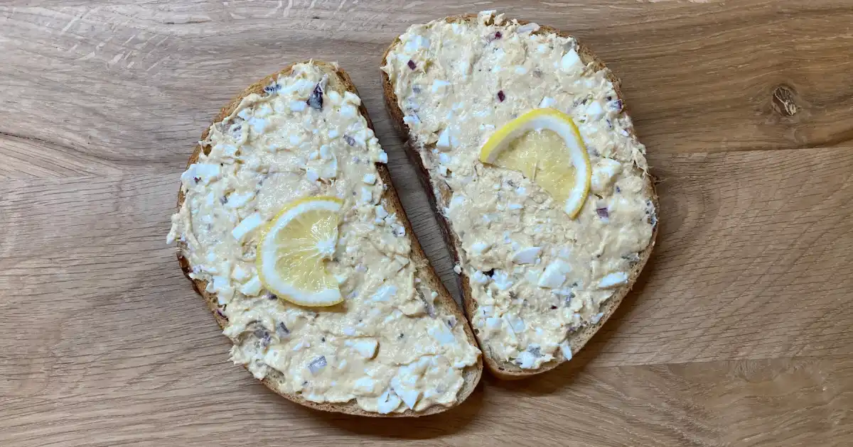 tonhalkrémes szendvics