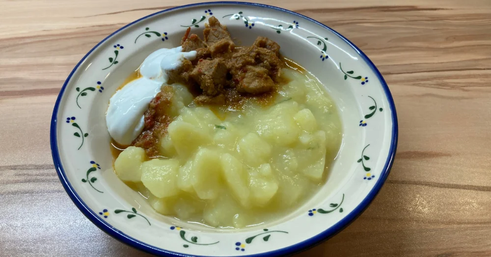 burgonyafőzelék pörkölttel