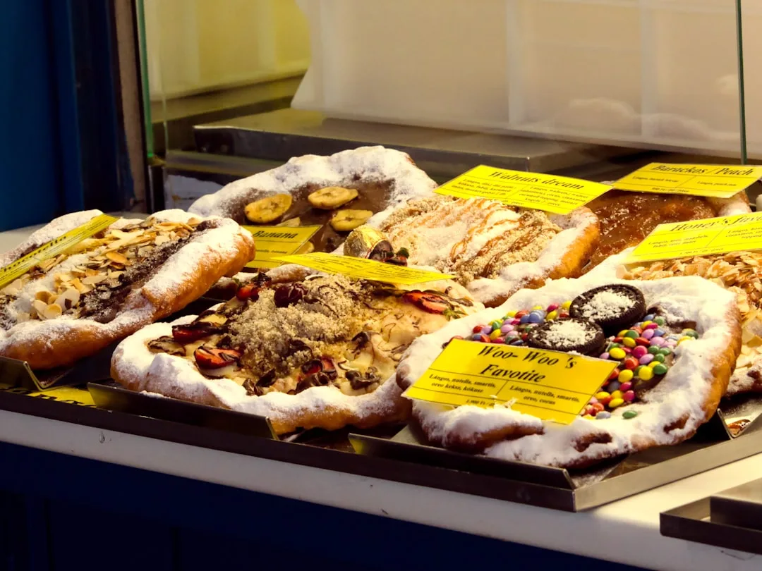 Frissen sült lángos sajttal és tejföllel