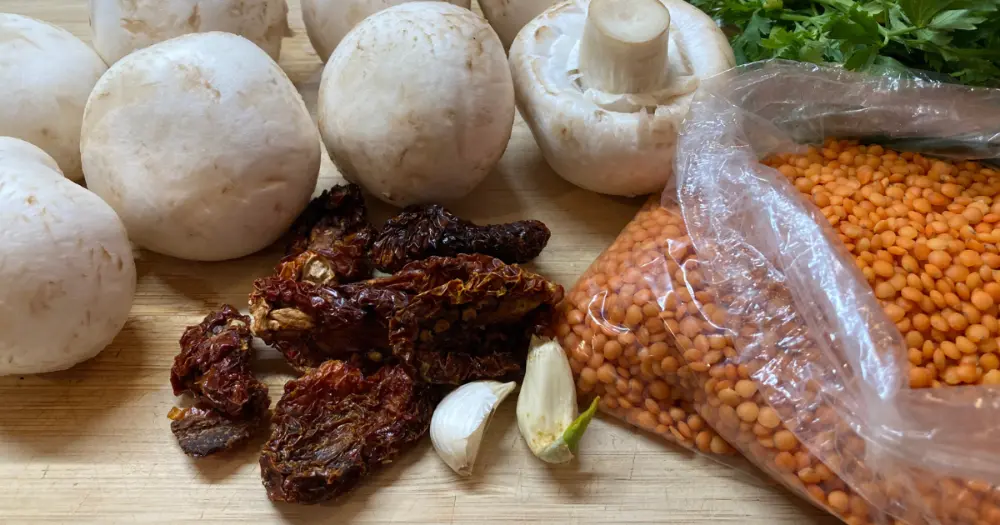 Vöröslencseragu főbb hozzávalók, gomba, vöröslencse, szárított paradicsom, fokhagyma