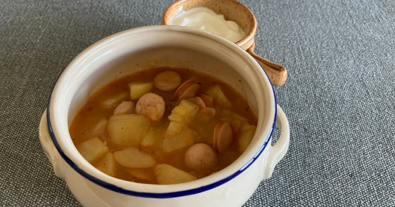 paprikáskrumpli kolbásszal és virslivel